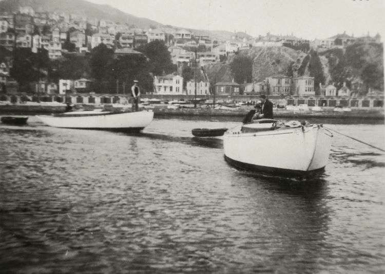 708_2-AY-Wylo-towing-yachts-Ailsa-and-Wairere-to-slips-at-Balena-Bay